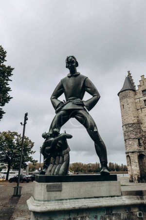 Foto de Amberes, Bélgica - 22 de octubre de 2023: Estatua de Lange Wapper frente al Het Steen en Amberes. - Imagen libre de derechos