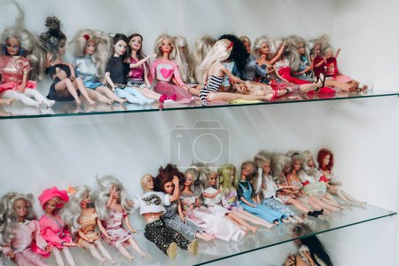 Téléchargez les photos : Anvers, Belgique - 22 octobre 2023 : Poupées Barbie et Ken de différentes époques dans différentes tenues - en image libre de droit