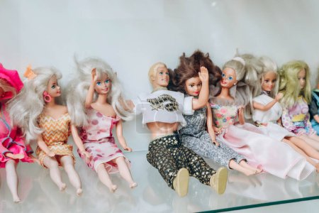 Téléchargez les photos : Anvers, Belgique - 22 octobre 2023 : Poupées Barbie et Ken de différentes époques dans différentes tenues - en image libre de droit