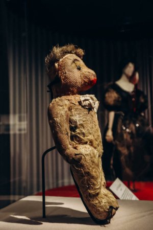 Foto de Amberes, Bélgica - 22 de octubre de 2023: Nana, el viejo osito de peluche de Jean Paul Gaultier de 1957, prefiguró sus icónicos sostenes en forma de cono. Expuesto en el MoMu, un museo de moda de Amberes en Bélgica - Imagen libre de derechos