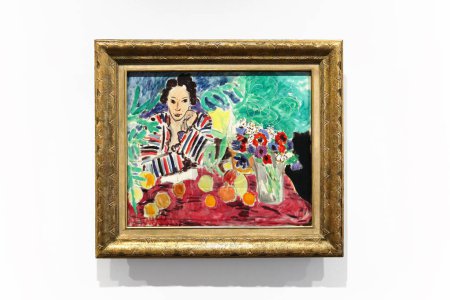 Téléchargez les photos : Nice, France - 20 novembre 2023 : "Robe rayée, fruits et anémones" par Henri Matisse, 1940. Au Musee Matisse de Nice, France. - en image libre de droit