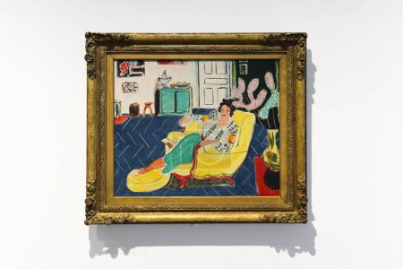 Téléchargez les photos : Nice, France - 20 novembre 2023 : "Femme assise dans un fauteuil" par Henri Matisse, 1940. Au Musee Matisse de Nice, France. - en image libre de droit