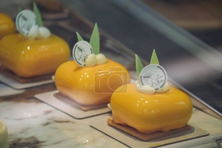 Schöne französische Desserts in einem Schaufenster einer Konditorei in Beaulieu-sur-Mer, Südfrankreich