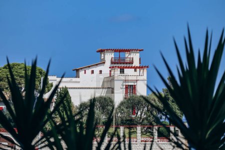 Téléchargez les photos : Vue sur la célèbre villa de style grec Kerylos, construite au début du XXe siècle sur la Côte d'Azur - en image libre de droit