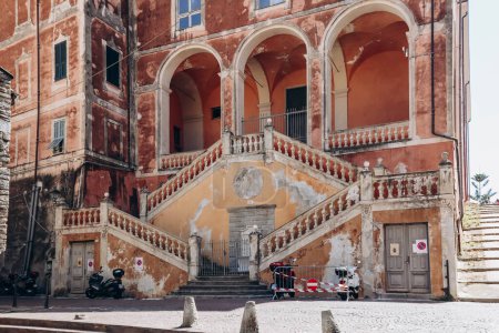 Foto de Centro histórico de la ciudad de Ventimiglia en Italia - Imagen libre de derechos
