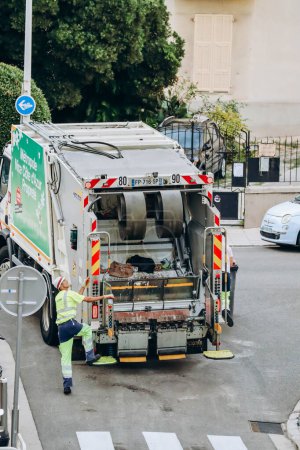 Foto de Niza, Francia - 30 de julio de 2023: Colectores de basura trabajando en las calles de Niza - Imagen libre de derechos