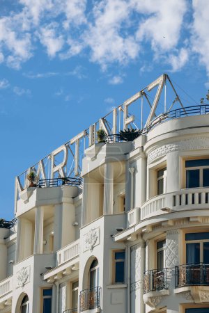 Téléchargez les photos : Cannes, France - 3 août 2023 : Gros plan sur la façade de l'hôtel Martinez à Cannes - en image libre de droit