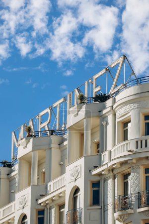 Téléchargez les photos : Cannes, France - 3 août 2023 : Gros plan sur la façade de l'hôtel Martinez à Cannes - en image libre de droit