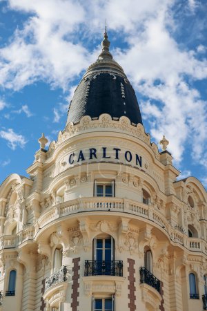 Téléchargez les photos : Cannes, France - 3 août 2023 : Gros plan sur la façade de l'hôtel Carlton à Cannes - en image libre de droit