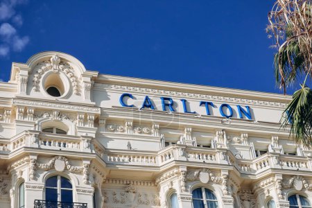 Téléchargez les photos : Cannes, France - 3 août 2023 : Gros plan sur la façade de l'hôtel Carlton à Cannes - en image libre de droit