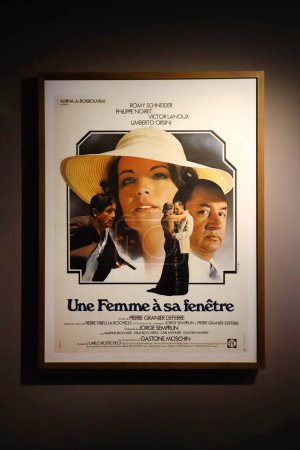 Téléchargez les photos : Cannes, France - 3 août 2023 : Affiche de film vintage avec Romy Schneider, à l'exposition qui lui est dédiée - en image libre de droit