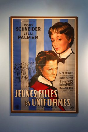 Téléchargez les photos : Cannes, France - 3 août 2023 : Affiche de film vintage avec Romy Schneider, à l'exposition qui lui est dédiée - en image libre de droit