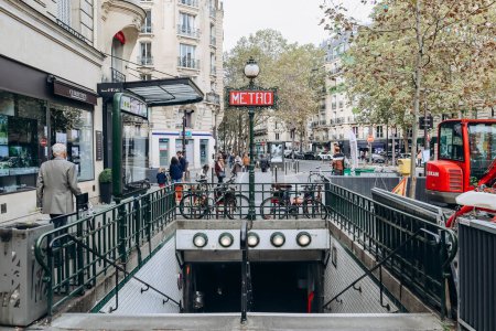 Téléchargez les photos : Paris, France - 1er octobre 2023 : Entrée de la station de métro Michel-Ange - Auteuil - en image libre de droit