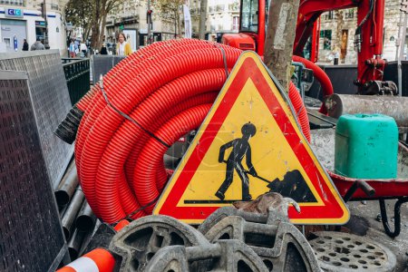 Téléchargez les photos : Paris, France - 1er octobre 2023 : Travaux de rénovation près de l'entrée de la station de métro Michel-Ange - Auteuil - en image libre de droit