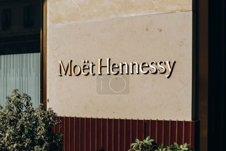 Foto de París, Francia - 1 de octubre de 2023: Moet Hennessy letrero en los famosos grandes almacenes Le Bon Marche en París - Imagen libre de derechos
