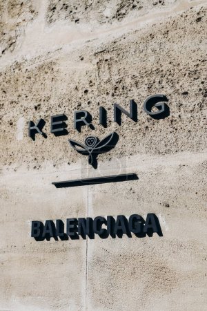 Foto de París, Francia - 1 de octubre de 2023: Sede de Kering y Balenciaga, ubicada en el antiguo Hopital Laennec en el distrito 7 de París. - Imagen libre de derechos