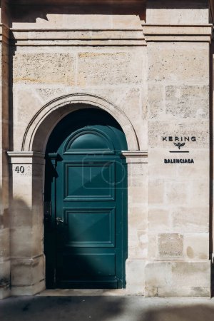 Foto de París, Francia - 1 de octubre de 2023: Sede de Kering y Balenciaga, ubicada en el antiguo Hopital Laennec en el distrito 7 de París. - Imagen libre de derechos