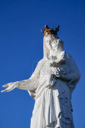 Foto de La Virgen de Monton, estatua de una Virgen con el Niño situada en Francia en Veyre-Monton, en el departamento de Puy-de-Dome - Imagen libre de derechos