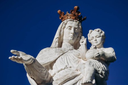 Foto de La Virgen de Monton, estatua de una Virgen con el Niño situada en Francia en Veyre-Monton, en el departamento de Puy-de-Dome - Imagen libre de derechos