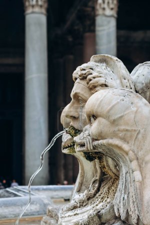 Téléchargez les photos : Détails d'une fontaine à Rome près du Panthéon par une journée nuageuse de décembre - en image libre de droit