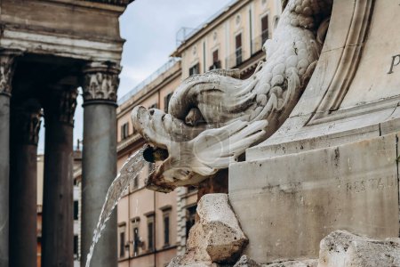 Téléchargez les photos : Détails d'une fontaine à Rome près du Panthéon par une journée nuageuse de décembre - en image libre de droit