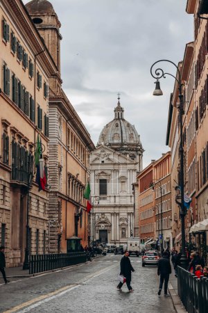 Téléchargez les photos : Rome, Italie - 27.12.2023 : Rues dans le centre de Rome par un jour de décembre nuageux - en image libre de droit