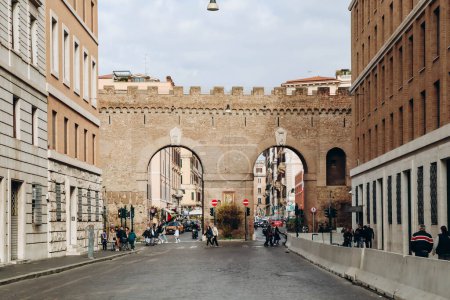 Foto de Roma, Italia - 27.12.2023: Calles en el centro de Roma en un día de diciembre - Imagen libre de derechos