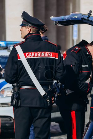 Foto de Roma, Italia - 27.12.2023: A Carabinieri in Rome, gendarmería nacional de Italia - Imagen libre de derechos