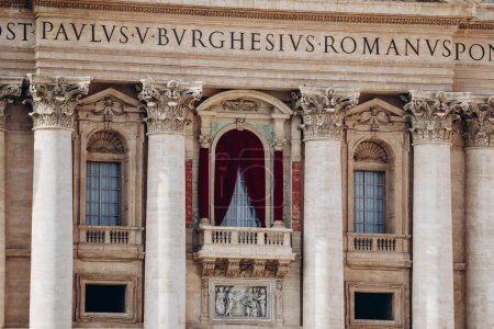 Foto de La Basílica Papal de San Pedro en el Vaticano, o simplemente la Basílica de San Pedro, una iglesia italiana renacentista y barroca ubicada en la Ciudad del Vaticano - Imagen libre de derechos
