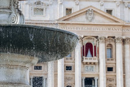Foto de La Basílica Papal de San Pedro en el Vaticano, o simplemente la Basílica de San Pedro, una iglesia italiana renacentista y barroca ubicada en la Ciudad del Vaticano - Imagen libre de derechos