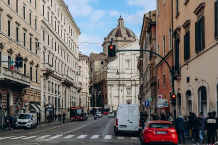 Foto de Roma, Italia - 27.12.2023: Calles en el centro de Roma en un día nublado de diciembre - Imagen libre de derechos