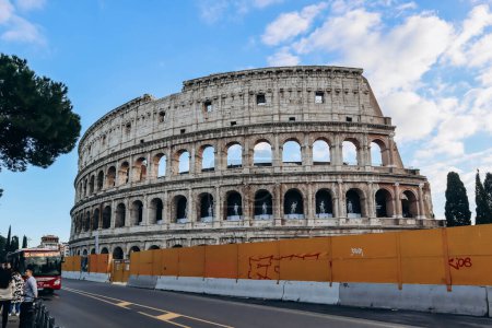Téléchargez les photos : Rome, Italie - 27.12.2023 : Colisée, un amphithéâtre elliptique dans le centre de Rome, Italie - en image libre de droit