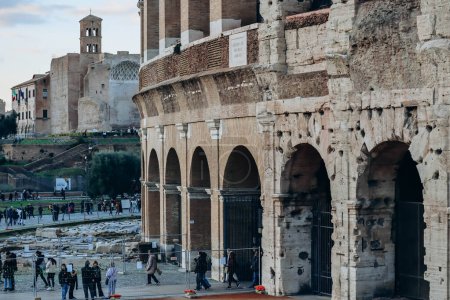 Téléchargez les photos : Colisée, un amphithéâtre elliptique dans le centre de Rome, Italie - en image libre de droit