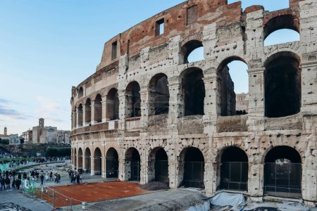 Téléchargez les photos : Rome, Italie - 27.12.2023 : Colisée, un amphithéâtre elliptique dans le centre de Rome, Italie - en image libre de droit