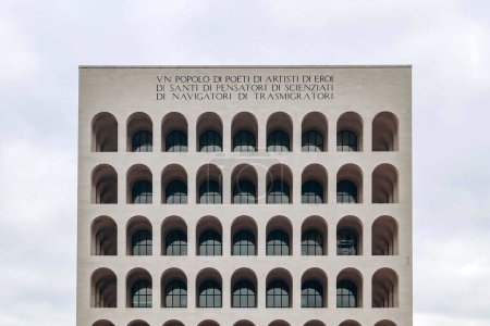 Téléchargez les photos : Le Palazzo della Civilta Italiana, également connu sous le nom de Colosseo Quadrato. Traduction : "Une nation de poètes, d'artistes, de héros, de saints, de penseurs, de scientifiques, de navigateurs, de migrants" - en image libre de droit