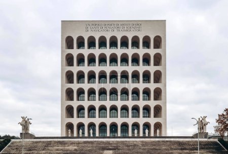 Téléchargez les photos : Le Palazzo della Civilta Italiana, également connu sous le nom de Colosseo Quadrato. Traduction : "Une nation de poètes, d'artistes, de héros, de saints, de penseurs, de scientifiques, de navigateurs, de migrants" - en image libre de droit