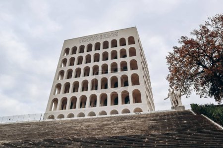 Téléchargez les photos : Le Palazzo della Civilta Italiana, également connu sous le nom de Colosseo Quadrato, est un bâtiment du quartier EUR à Rome.. - en image libre de droit