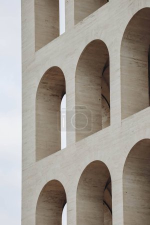 Foto de El Palazzo della Civilta Italiana, también conocido como Colosseo Quadrato, es un edificio en el distrito de EUR en Roma.. - Imagen libre de derechos