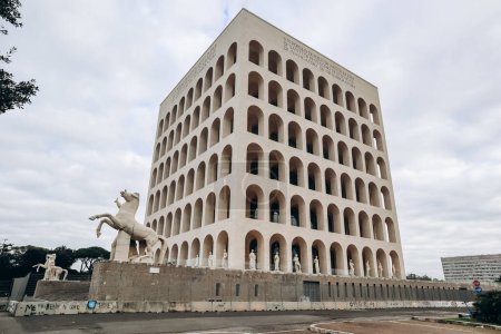 Téléchargez les photos : Le Palazzo della Civilta Italiana, également connu sous le nom de Colosseo Quadrato, est un bâtiment du quartier EUR à Rome.. - en image libre de droit