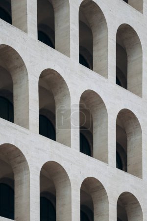 Foto de El Palazzo della Civilta Italiana, también conocido como Colosseo Quadrato, es un edificio en el distrito de EUR en Roma.. - Imagen libre de derechos