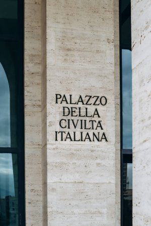 Téléchargez les photos : Le Palazzo della Civilta Italiana, également connu sous le nom de Colosseo Quadrato. Traduction : "Palais de la Civilisation Italienne" - en image libre de droit