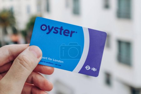 Foto de Niza, Francia - 27.01.2024: La mano del hombre sostiene la tarjeta de transporte London Oyster - Imagen libre de derechos