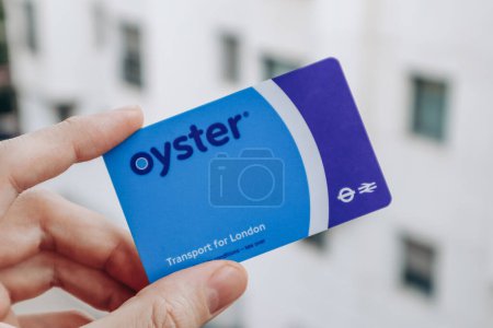 Foto de Niza, Francia - 27.01.2024: La mano del hombre sostiene la tarjeta de transporte London Oyster - Imagen libre de derechos