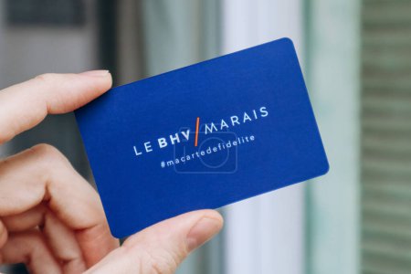 Foto de Niza, Francia - 27.01.2024: La mano de un hombre sostiene una tarjeta de la tienda BHV Marais - Imagen libre de derechos