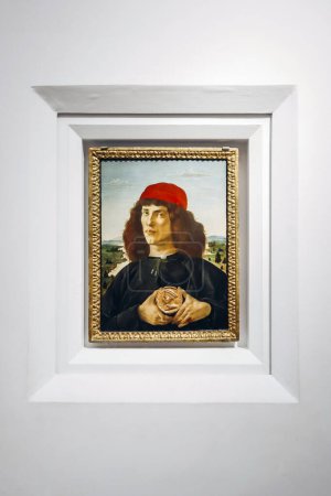 Foto de Florencia, Italia - 29 de diciembre de 2023: Retrato de un hombre con una medalla de Cosme el Viejo, por Botticelli, en la Galería Uffizi - Imagen libre de derechos