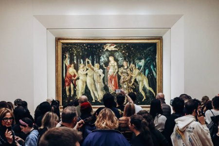 Foto de Florencia, Italia - 29 diciembre, 2023: Numerosos visitantes se apiñaron alrededor de una pintura Botticelli en la Galería de los Uffizi - Imagen libre de derechos