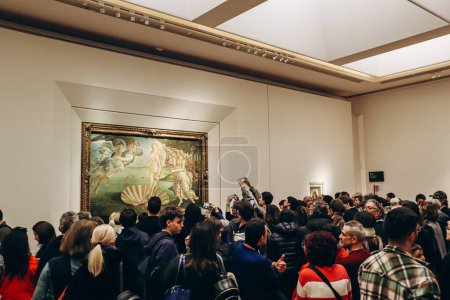 Téléchargez les photos : Florence, Italie - 29 Décembre, 2023 : Nombreux visiteurs entassés autour d'une peinture Botticelli dans la Galerie des Offices - en image libre de droit
