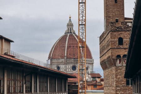 Téléchargez les photos : Vue de la coupole de la cathédrale de Florence depuis la Galerie des Offices - en image libre de droit