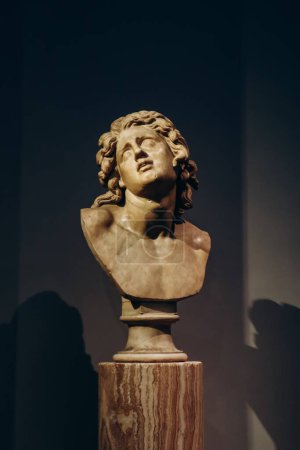 Foto de Florencia, Italia - 29 de diciembre de 2023: Jefe del llamado Alexander moribundo, en la Galería de los Uffizi - Imagen libre de derechos