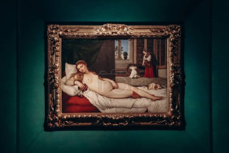 Foto de Florencia, Italia - 29 diciembre, 2023: Venus de Urbino, pintura al óleo de Tiziano, en la Galería de los Uffizi - Imagen libre de derechos